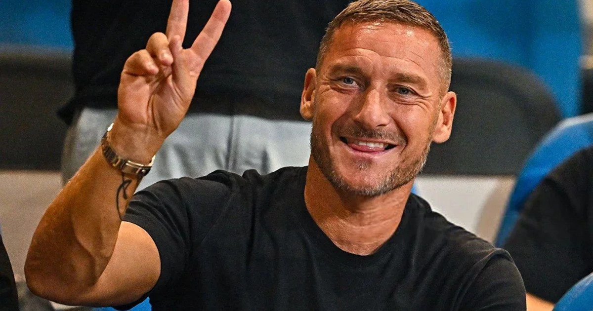 Мостовой и Тотти сыграли друг против друга на премии РБ-2025. Оба прокинули мяч между ног по разу